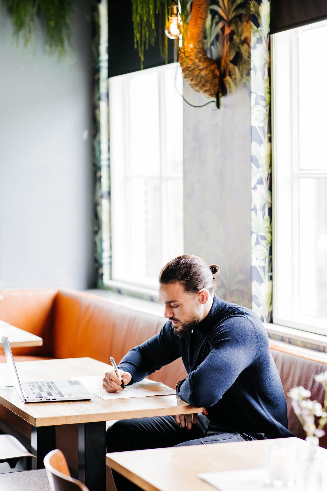 Adviseurs inspecteren portefeuille